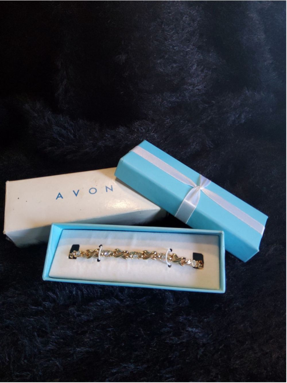NIB Avon 2006 Sparkling Tennis Bracelet Gold Tone Rhinestone "HUGS &KISSES"